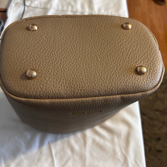 BNWT Estarer 2 and 1 Set. Bucket Purse and Crossbody with dust bag. Beige - Picture 3 of 4